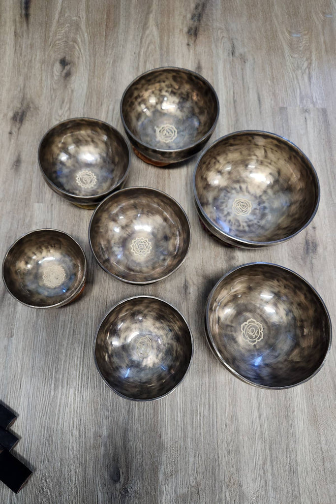 Set of 7 Singing Bowls Chakras Tone Tuned: Brown